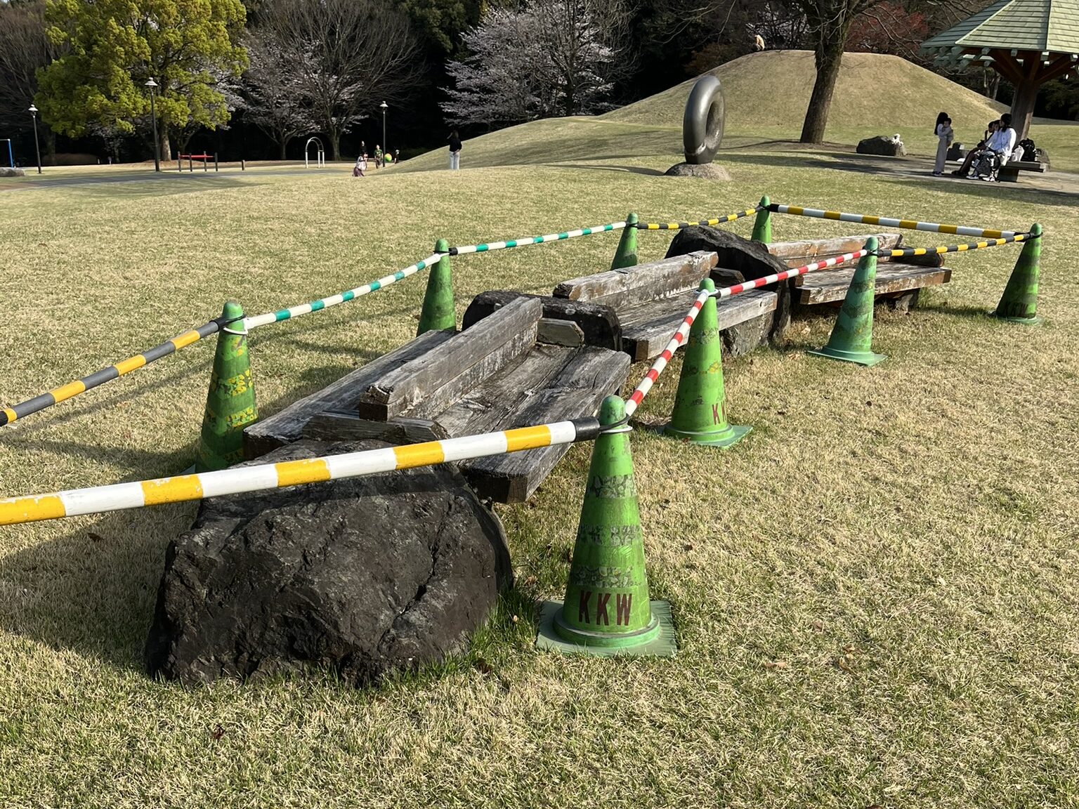 運動公園　こわれたベンチ